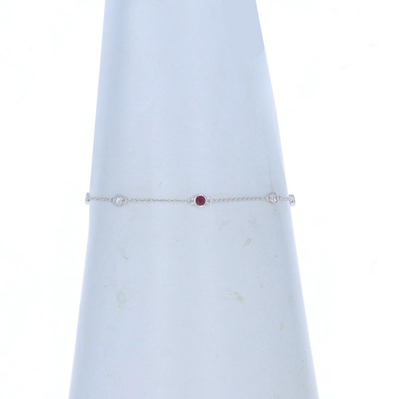Metall Inhalt: 14k Weißgold

Informationen zu Stein

Natürliche Rubine
Behandlung: Heizung
Karat(e): .15ctw
Schnitt: Rund
Farbe: Rot

Natürliche Diamanten
Karat(e): .12ctw
Schliff: Runder Brillant
Farbe: G
Klarheit: SI1

Karat gesamt: .27ctw

Kette