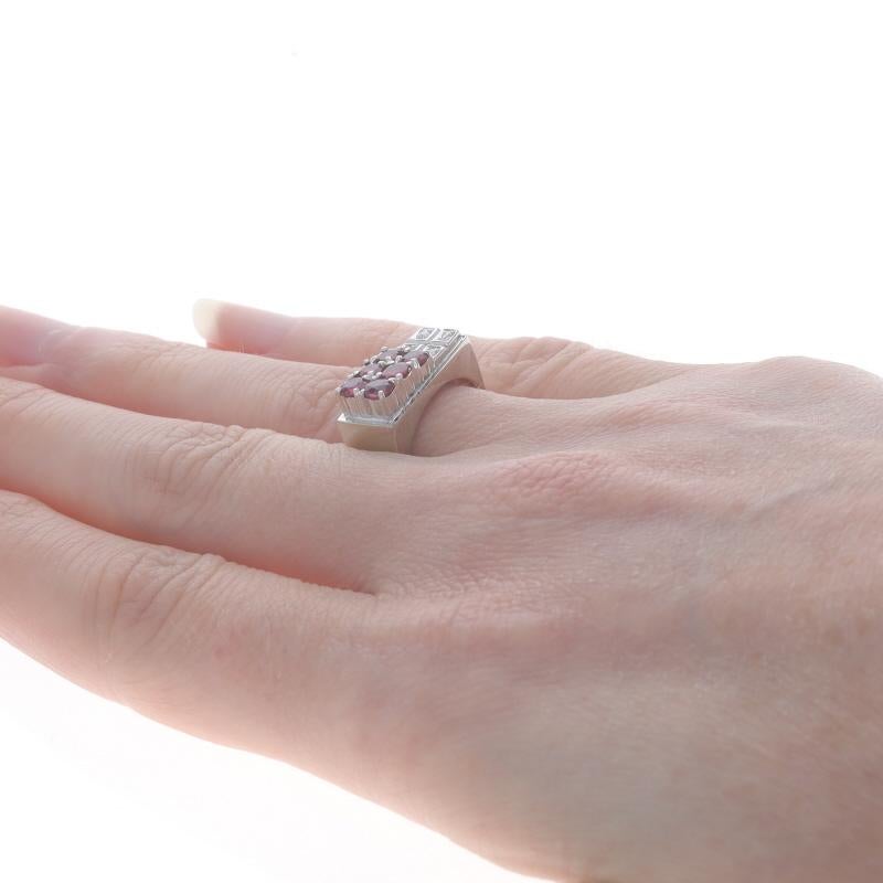 Donna Anello Vintage con rubini e diamanti in oro bianco - 14k Round .88ctw in vendita