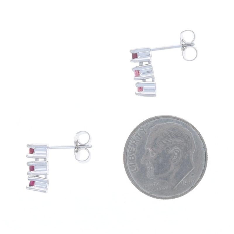 Pendientes Gota Rubí Oro Blanco 14k Redondos .48ctw Agujereados en Excelente estado para la venta en Greensboro, NC