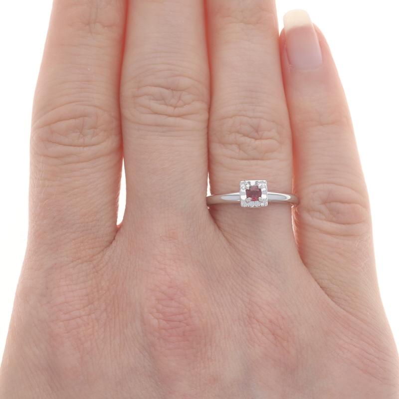 Anillo de compromiso solitario vintage de oro blanco con rubí - 18k redondo .13ct Corte redondo en venta