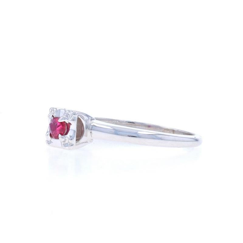 Anillo de compromiso solitario vintage de oro blanco con rubí - 18k redondo .13ct en Excelente estado para la venta en Greensboro, NC