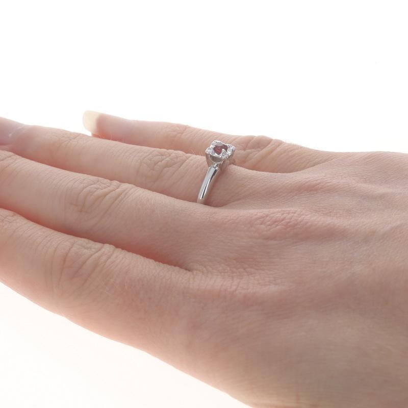 De las mujeres Anillo de compromiso solitario vintage de oro blanco con rubí - 18k redondo .13ct en venta
