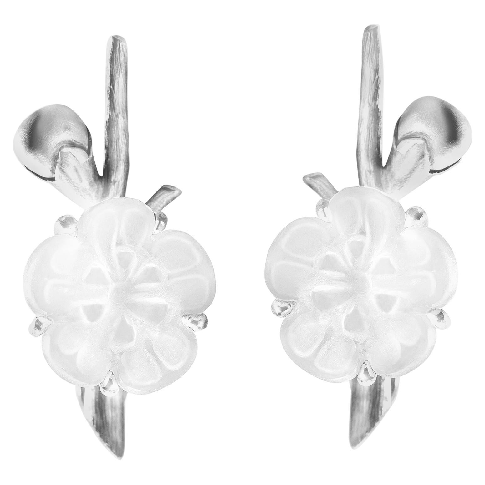 Boucles d'oreilles de mariage contemporaines en or blanc Sakura de l'artiste