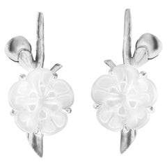 Boucles d'oreilles de mariage contemporaines en or blanc Sakura de l'artiste