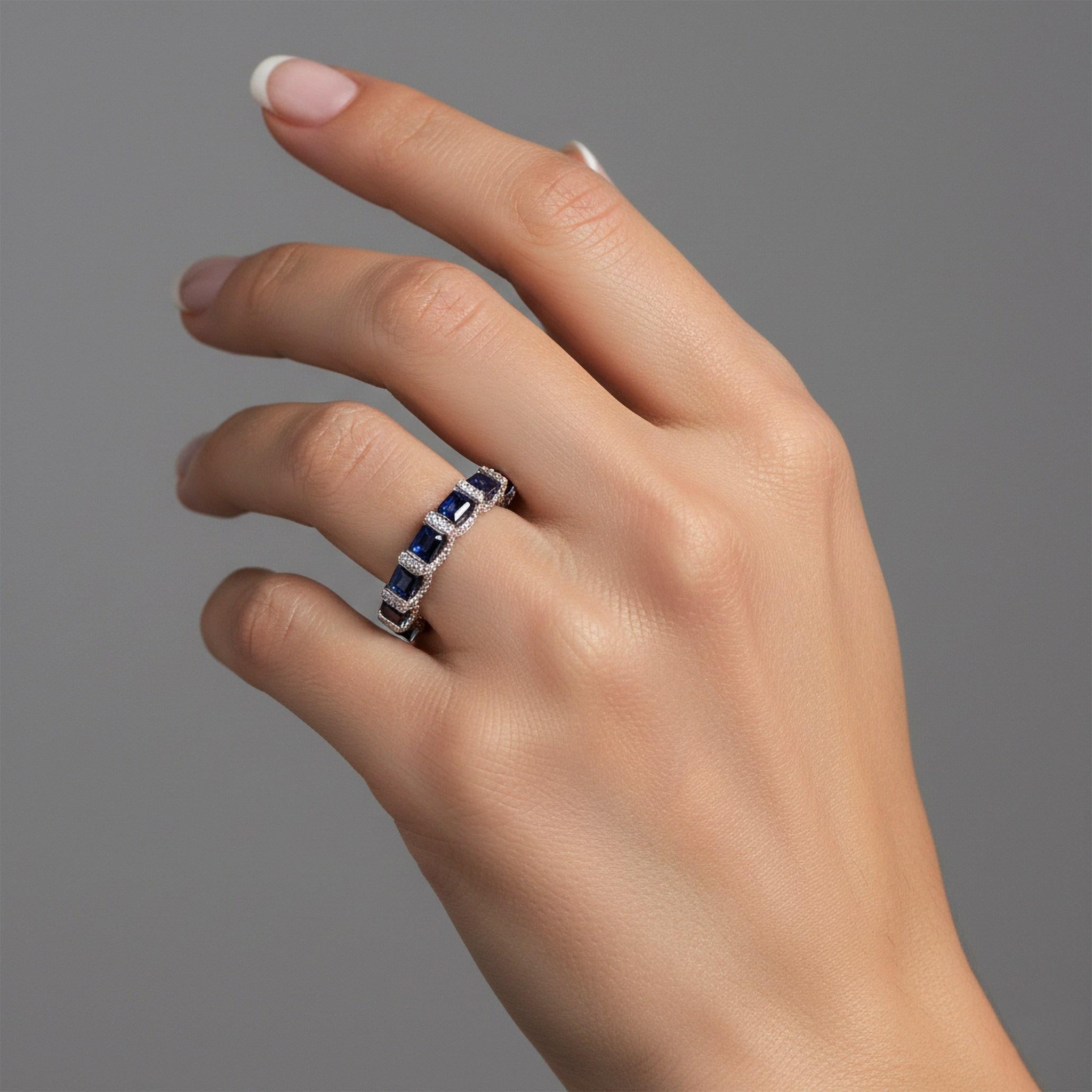 En vente :  Bague d'éternité en or blanc, saphir, or 18K, taille émeraude 2