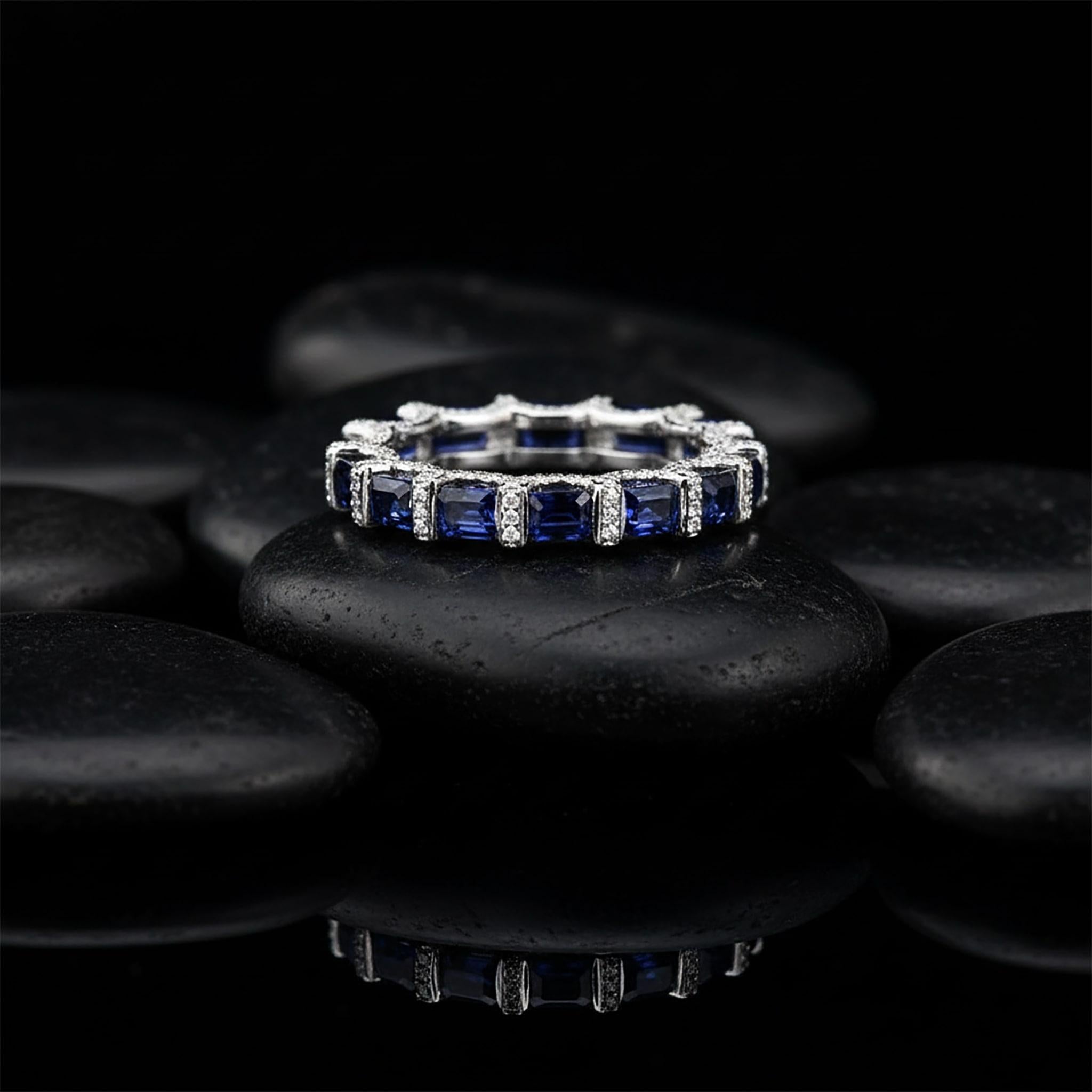 En vente :  Bague d'éternité en or blanc, saphir, or 18K, taille émeraude 3