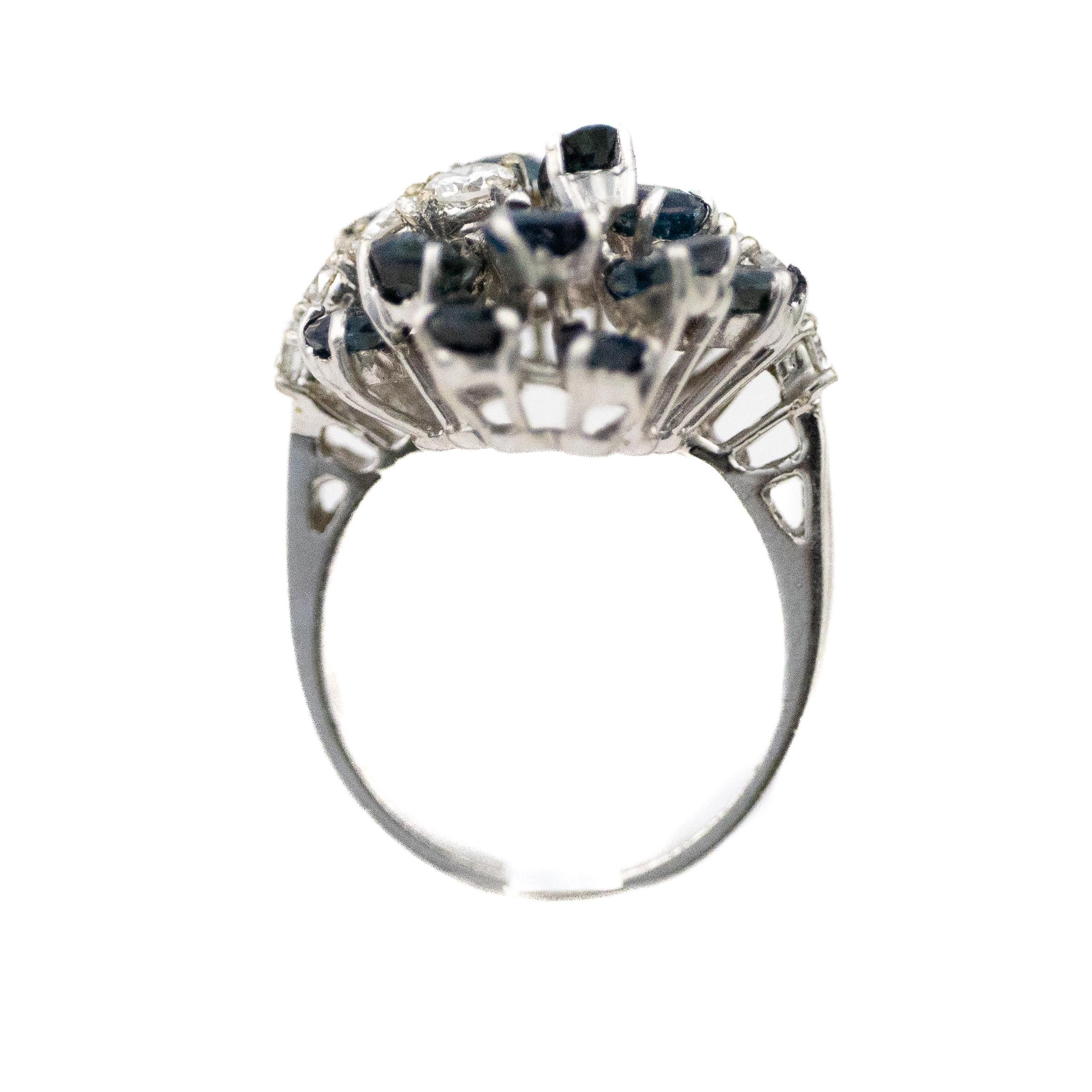 Weißgold Saphir und Diamant Cocktail Cluster Ring

Beschreibung: Ein auffälliger Ring aus 18 Karat Weißgold mit einem eleganten Cluster aus tiefblauen, birnenförmigen Saphiren, die mit Diamanten im Brillantschliff durchsetzt sind. Das Design bildet