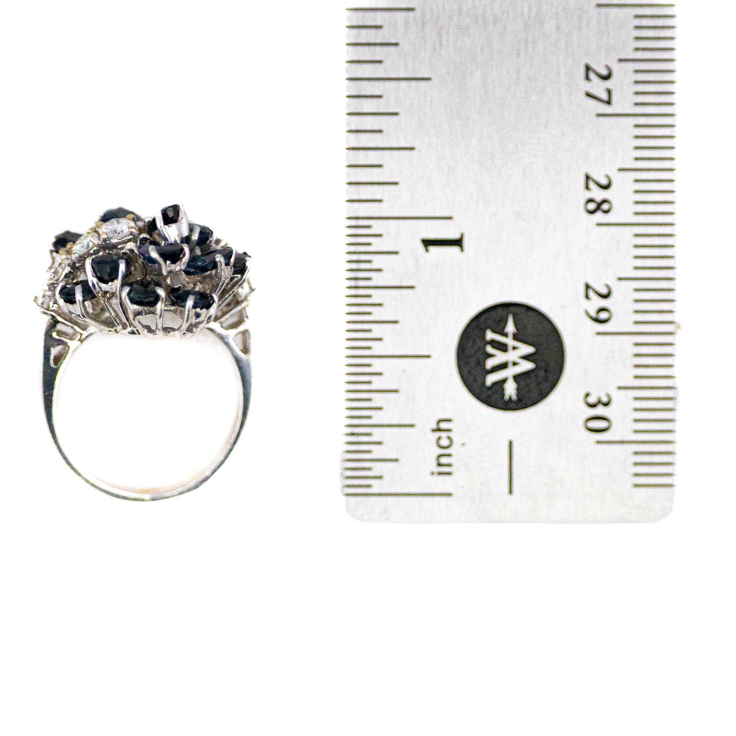 Weißgold Saphir und Diamant Cocktail Cluster Ring (Rundschliff) im Angebot