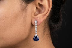 Boucles d'oreilles pendantes en or blanc avec saphirs en forme de poire et diamants