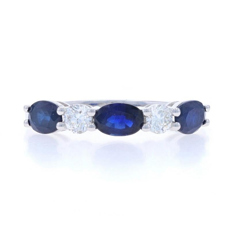 Taille : 7

Note : Veuillez nous contacter pour un devis de redimensionnement.

Contenu métallique : Or blanc 14k

Informations sur les pierres

Saphirs naturels
Traitement : Chauffage
Carat(s) : 1.65ctw
Coupe : Ovale
Couleur : Bleu

Diamants