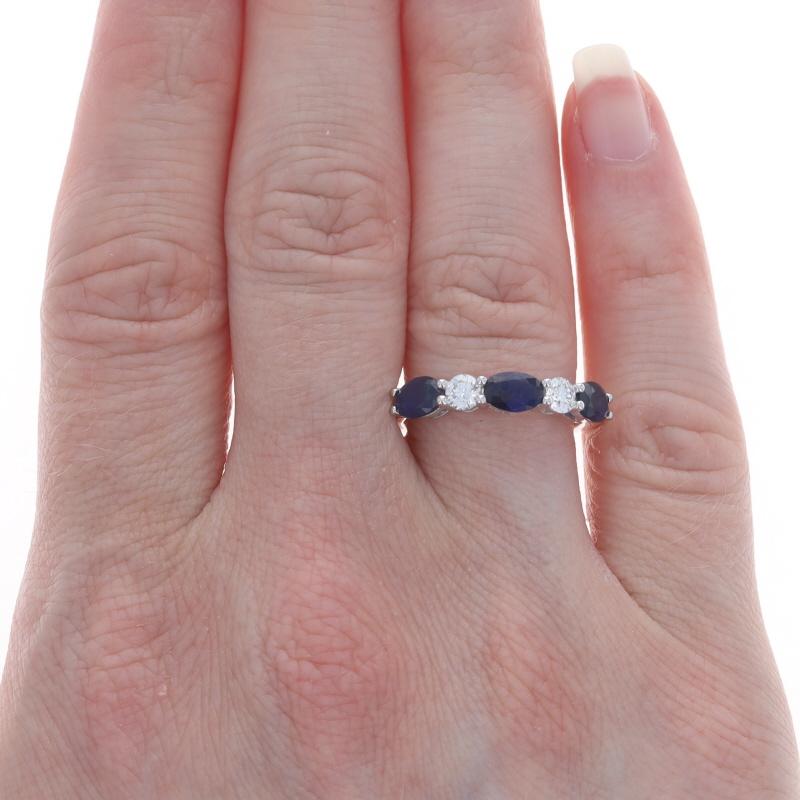 Taille ovale Bracelet en or blanc saphir et diamant - Bague 14k ovale 1.99ctw en vente