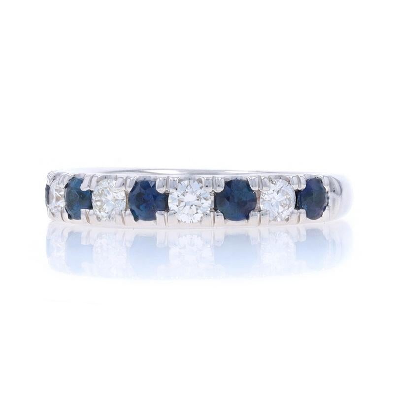 Fascia di diamanti con zaffiro in oro bianco - Anello con incastonatura francese rotonda da 1,28 carati (14k) In condizioni Nuovo in vendita a Greensboro, NC