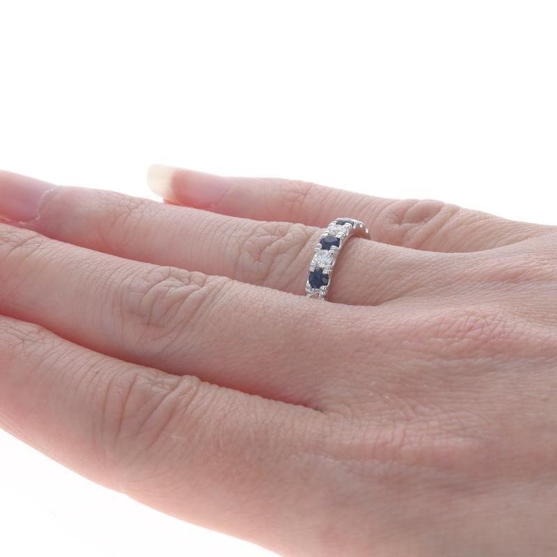 Donna Fascia di diamanti con zaffiro in oro bianco - Anello con incastonatura francese rotonda da 1,28 carati (14k) in vendita