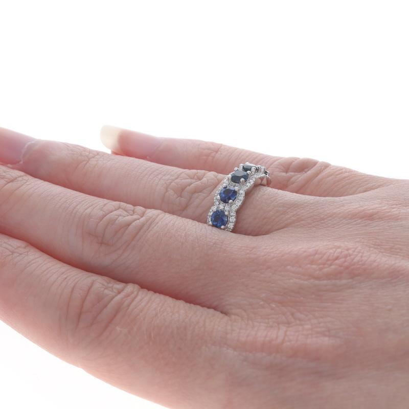 Donna Fascia di diamanti con zaffiro in oro bianco - Anello con incastonatura francese rotonda da 1,50 carati (14k) in vendita