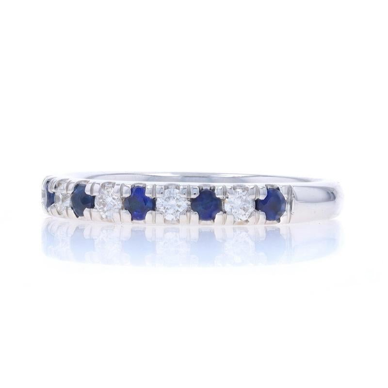 Taglio rotondo Fascia di diamanti con zaffiro in oro bianco - Anello rotondo da 0,67 ct. in 14 carati con incastonatura francese in vendita