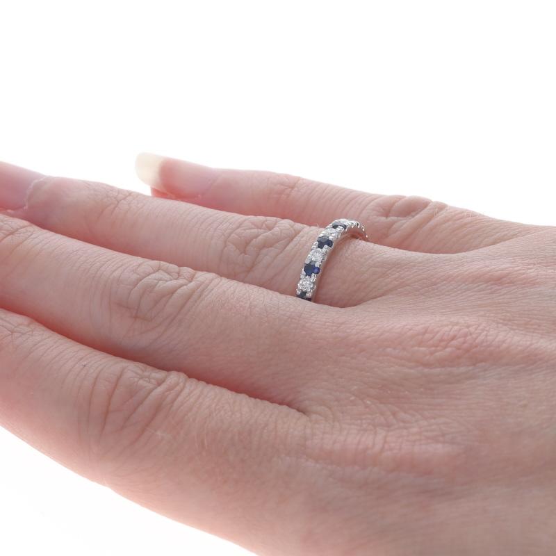Fascia di diamanti con zaffiro in oro bianco - Anello rotondo da 0,67 ct. in 14 carati con incastonatura francese In condizioni Nuovo in vendita a Greensboro, NC