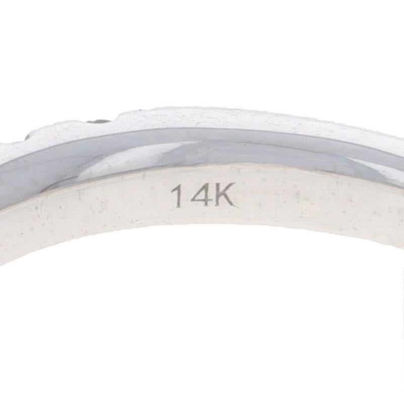Fascia di diamanti con zaffiro in oro bianco - Anello rotondo da 0,67 ct. in 14 carati con incastonatura francese in vendita 1