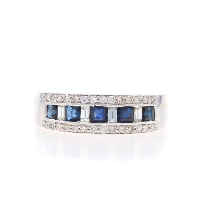 Größe: 8 1/2

Metall Inhalt: 14k Weißgold

Informationen zu Stein

Natürliche Saphire
Behandlung: Heizung
Karat(e): .60ctw
Schnitt: Quadratisch
Farbe: Blau

Natürliche Diamanten
Karat(e): .24ctw
Schliff: Baguette & Runder Brillant
Farbe: G -