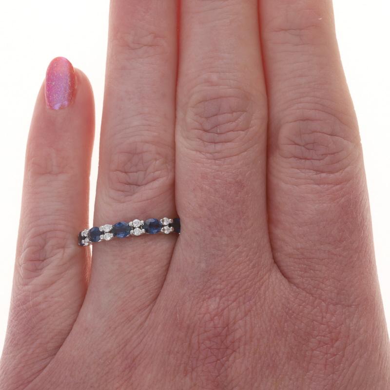 Taille ovale Anneau en or blanc avec saphir et diamant - 18k Oval 2.02ctw Five-Stone Ring en vente