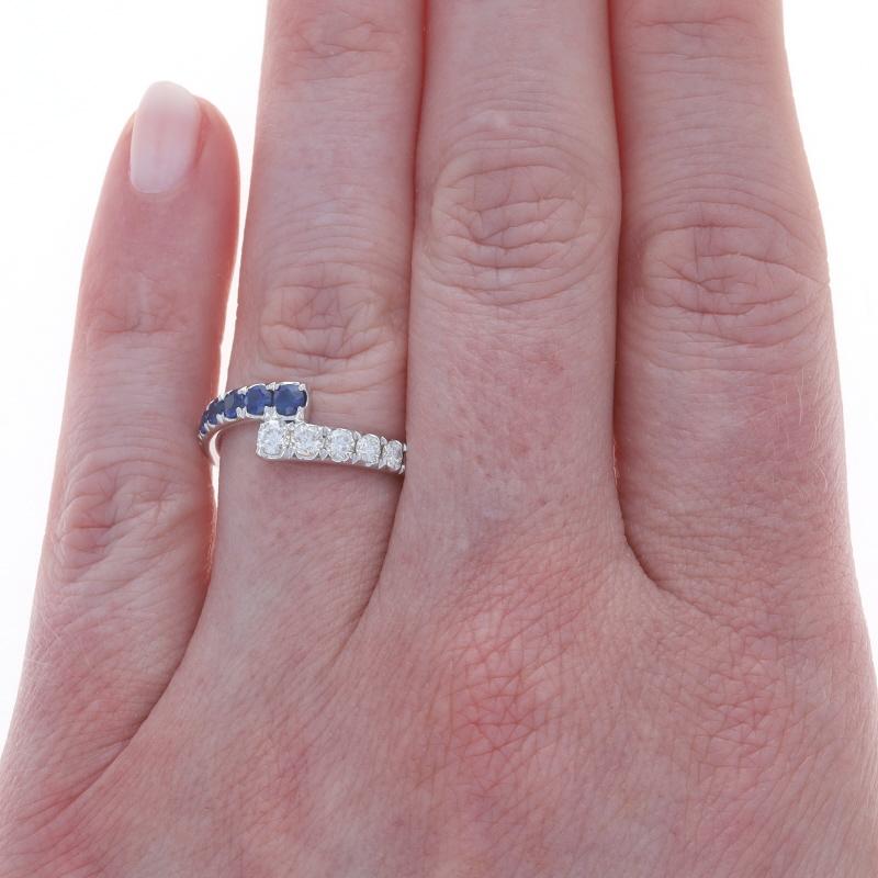 Taglio rotondo White Gold Sapphire Diamond Bypass Band 14k Round .97ctw Ring in vendita