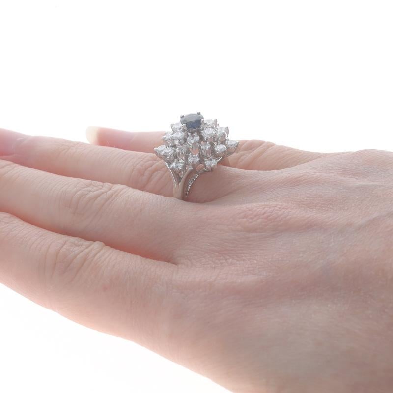 Weißgold Saphir-Diamant-Cluster-Cocktailring - 14k runde 2,56ctw Blume im Zustand „Hervorragend“ im Angebot in Greensboro, NC
