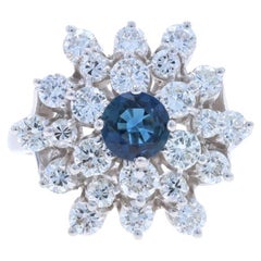 Anillo de Cóctel de Oro Blanco Zafiro Racimo de Diamantes - 14k Redondo 2.56ctw Flor