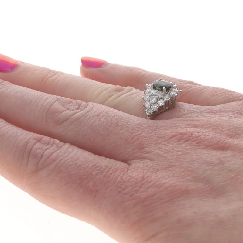 Anello a grappolo con zaffiro e diamante in oro bianco 14k Oval 2.06ctw In condizioni ottime in vendita a Greensboro, NC
