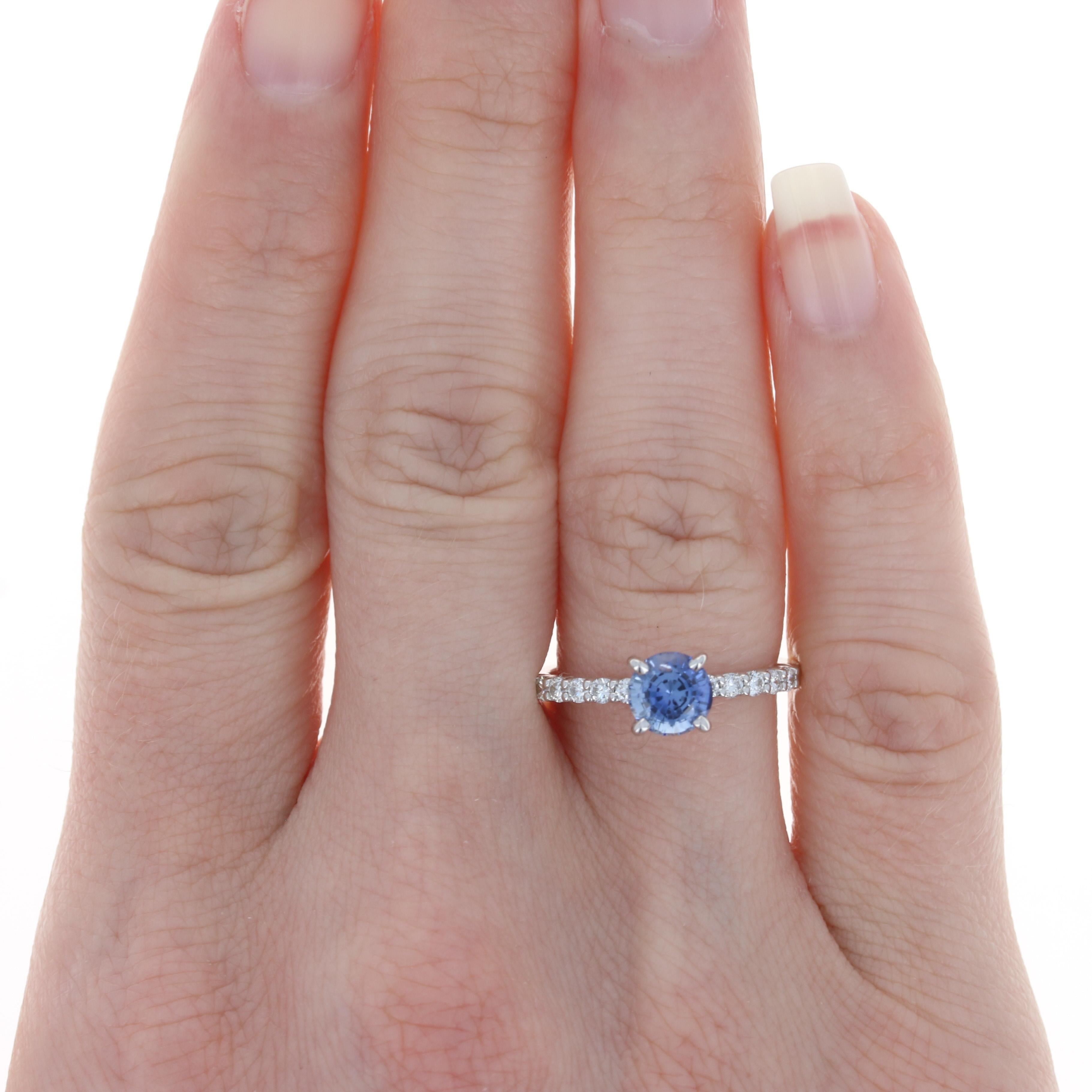 Verlobungsring Größe: 6 1/2
Ehering Größe: 6 1/4
Gebühr für Größenanpassung: Down 1 Größe für $50 pro Ring oder Up 2 Größen für $60 pro Ring

Metallgehalt: 18k Weißgold

Informationen zum Stein: 
Echter Saphir
Behandlung: Heizung
Karat: