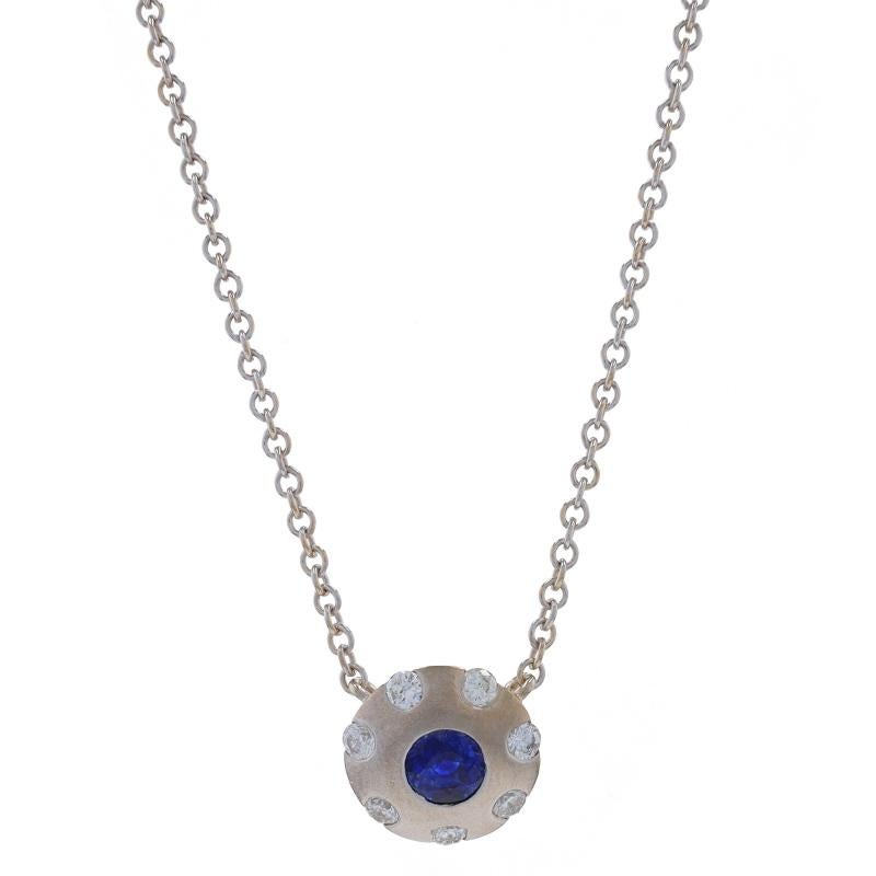 Contenuto del metallo: Oro bianco 18k

Informazioni su A. Stone
Zaffiro naturale
Trattamento: Riscaldamento
Carati: .65ct
Taglio: Rotondo
Colore: blu

Diamanti naturali
Carati: .35ctw
Taglio: Rotondo brillante
Colore: F - G
Chiarezza: SI1 -