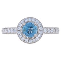 Bague de fiançailles ronde en or blanc 18 carats avec saphir et diamants, 1,53 carat poids total