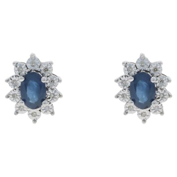 Orecchini a lobo in oro bianco con zaffiro e diamante - 10k Oval .98ctw Floral Pierced in vendita