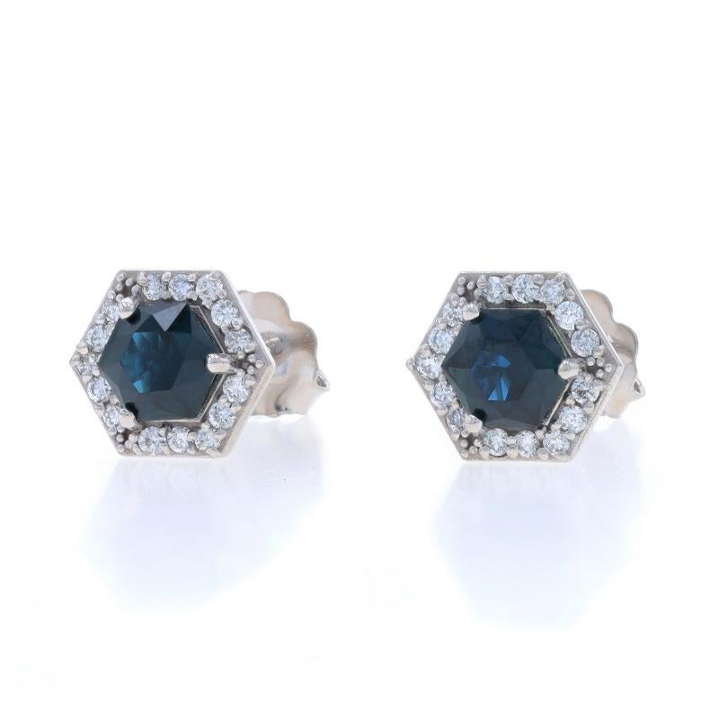 Taille hexagone Clous d'oreilles hexagonaux en or blanc 14 carats avec saphirs et diamants - 1,62 ctw en vente