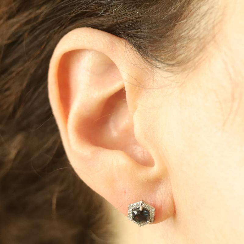 Clous d'oreilles hexagonaux en or blanc 14 carats avec saphirs et diamants - 1,62 ctw Excellent état - En vente à Greensboro, NC