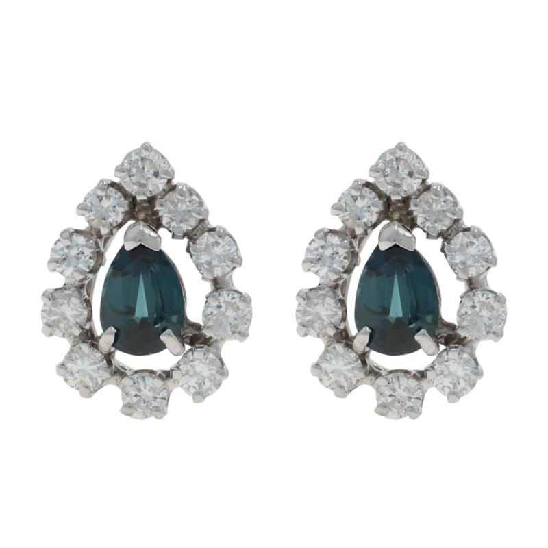 Contenu métallique : Or blanc 14k

Informations sur les pierres

Saphirs naturels
Traitement : Chauffage
Carat(s) : 1.50ctw
Coupe : Poire

Diamants naturels
Carat(s) : 1.50ctw
Coupe : Brillant rond
Couleur : G - H
Clarté : I1 - I2

Total des carats