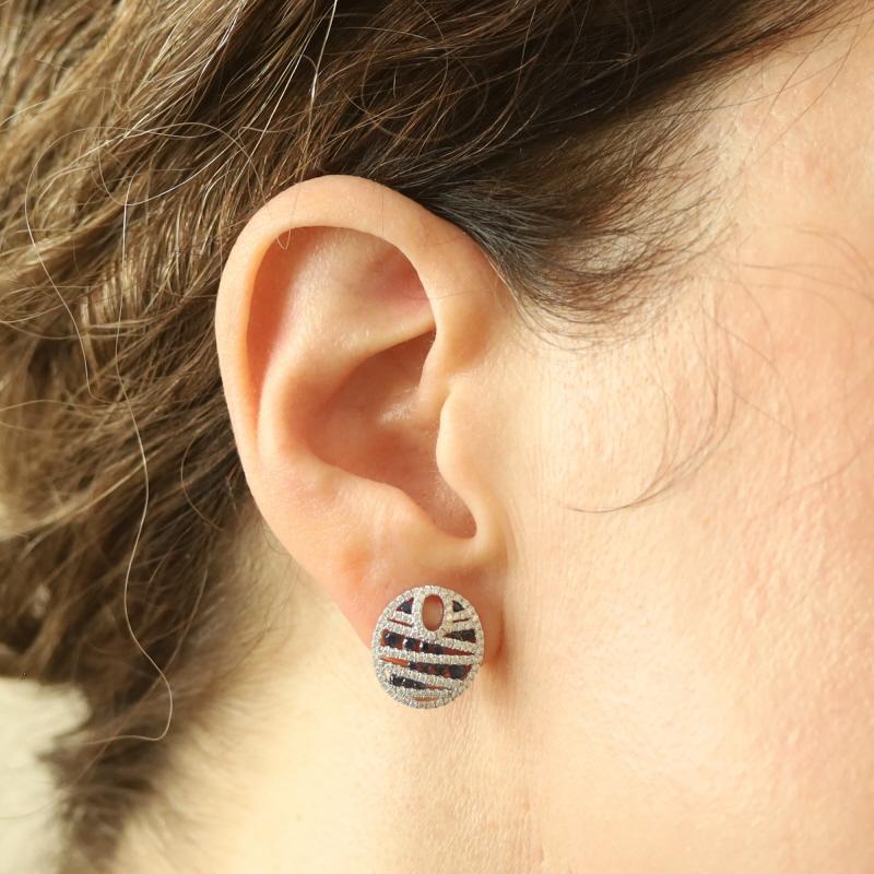 Clous d'oreilles grandes tailles en or blanc 14 carats avec saphirs et diamants - 1,83 carat percé Neuf - En vente à Greensboro, NC