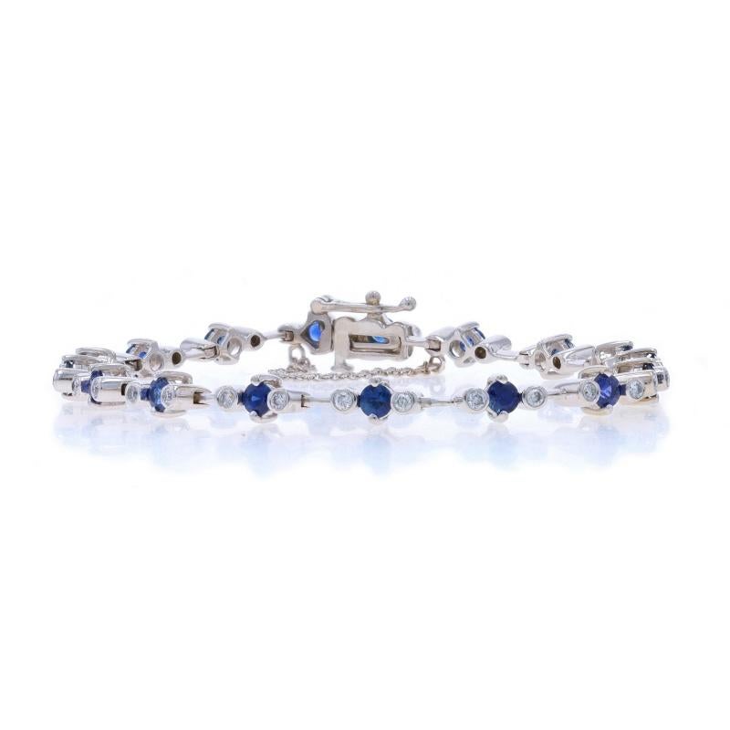 Contenu métallique : Or blanc 14k

Informations sur les pierres

Saphirs naturels
Traitement : Chauffage
Carat(s) : 1.40ctw
Coupe : Ronde
Couleur : Bleu

Diamants naturels
Carat(s) : .66ctw
Coupe : Brillant rond
Couleur : F - G
Clarté : SI2 -