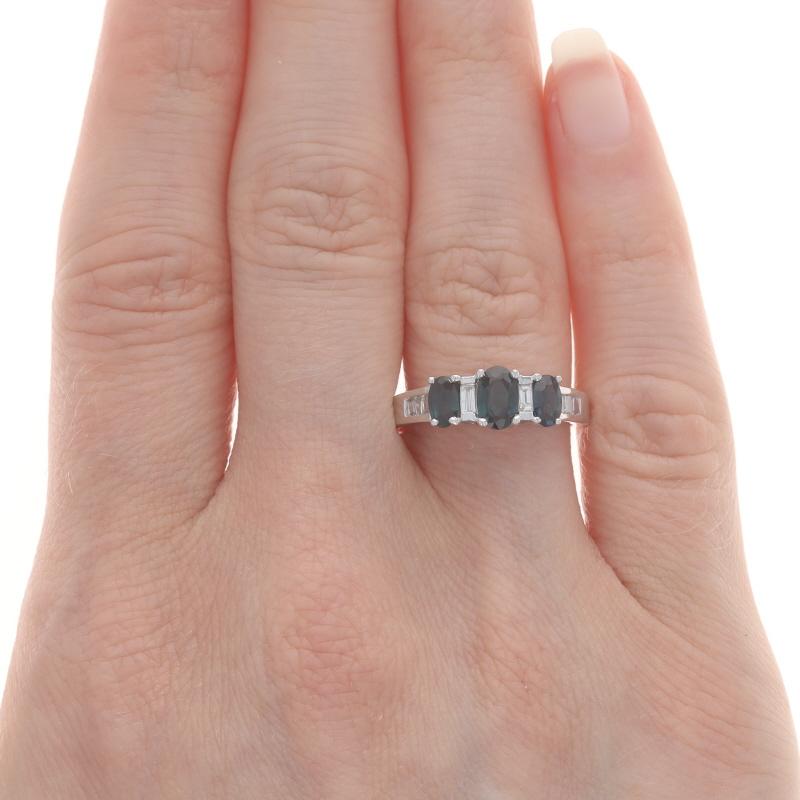 Taglio ovale Anello con zaffiro e diamante in oro bianco - 10k Oval 1.47ctw Three-Stone in vendita