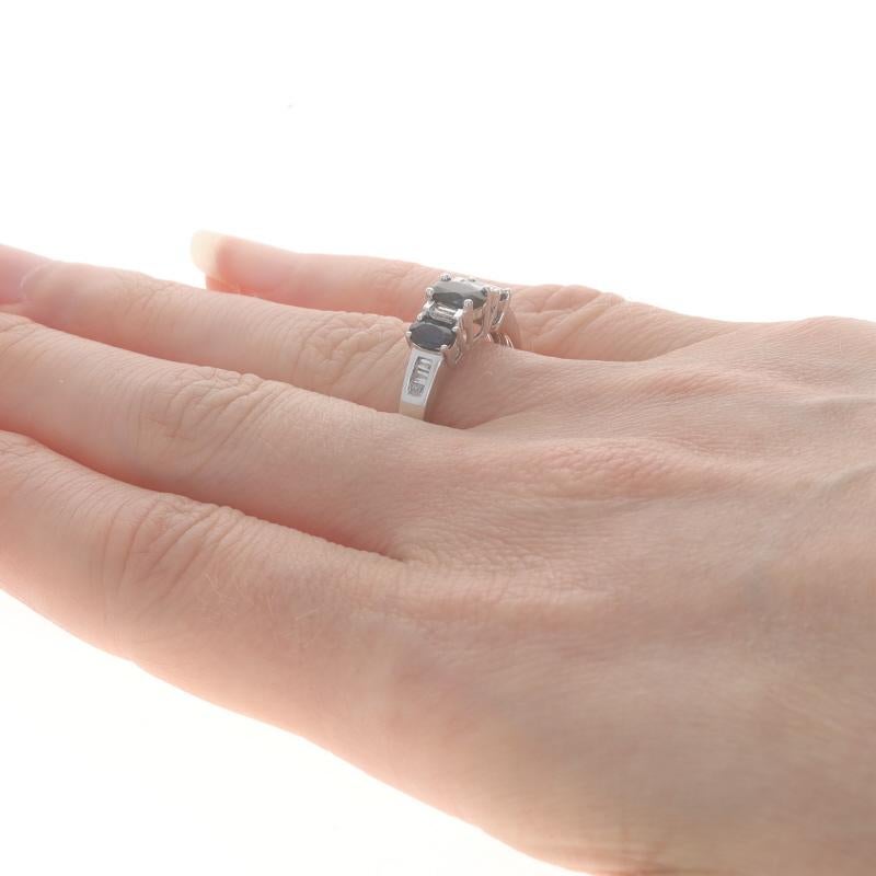 Anello con zaffiro e diamante in oro bianco - 10k Oval 1.47ctw Three-Stone In condizioni ottime in vendita a Greensboro, NC