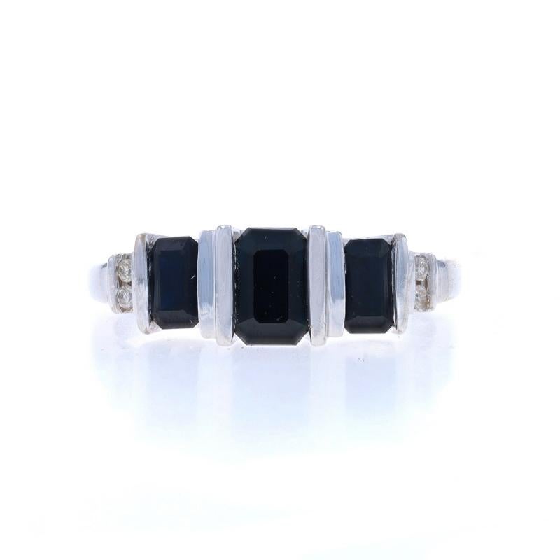 Taille : 7
Frais de taille : Up&Up pour 30 $ ou Down pour 30 $.

Contenu métallique : Or blanc 14k

Informations sur les pierres

Saphirs naturels
Traitement : Chauffage
Carat(s) : 1.35ctw
Coupe : Émeraude
Couleur : Bleu

Diamants naturels
Carat(s)