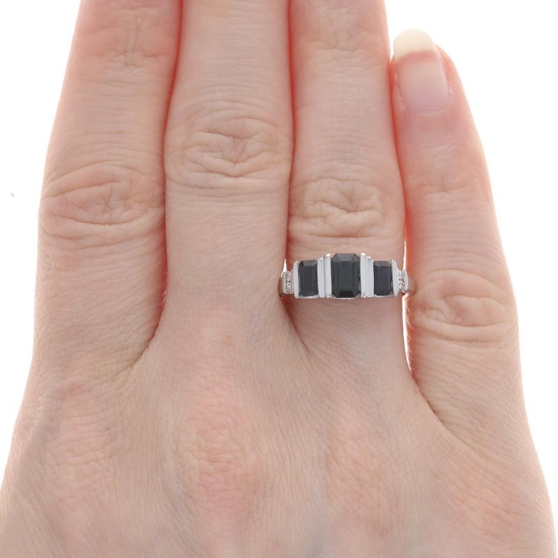 Taille émeraude Bague à trois pierres saphir, diamant et émeraude 14 carats, 1,39 carat poids total en vente