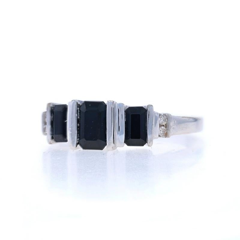 Bague à trois pierres saphir, diamant et émeraude 14 carats, 1,39 carat poids total Excellent état - En vente à Greensboro, NC