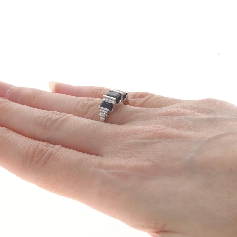 Bague à trois pierres saphir, diamant et émeraude 14 carats, 1,39 carat poids total Pour femmes en vente