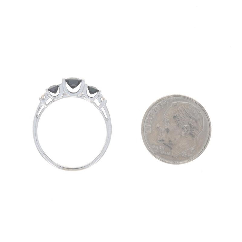 Bague à trois pierres saphir, diamant et émeraude 14 carats, 1,39 carat poids total en vente 1