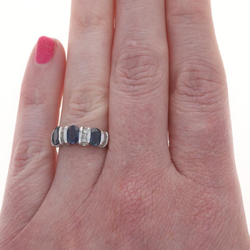 Taille ovale Bague en or blanc saphir diamant - 14k Oval 2.00ctw Three-Stone en vente