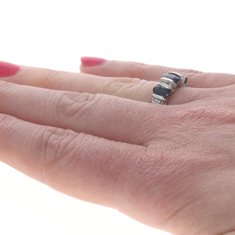 Bague en or blanc saphir diamant - 14k Oval 2.00ctw Three-Stone Pour femmes en vente