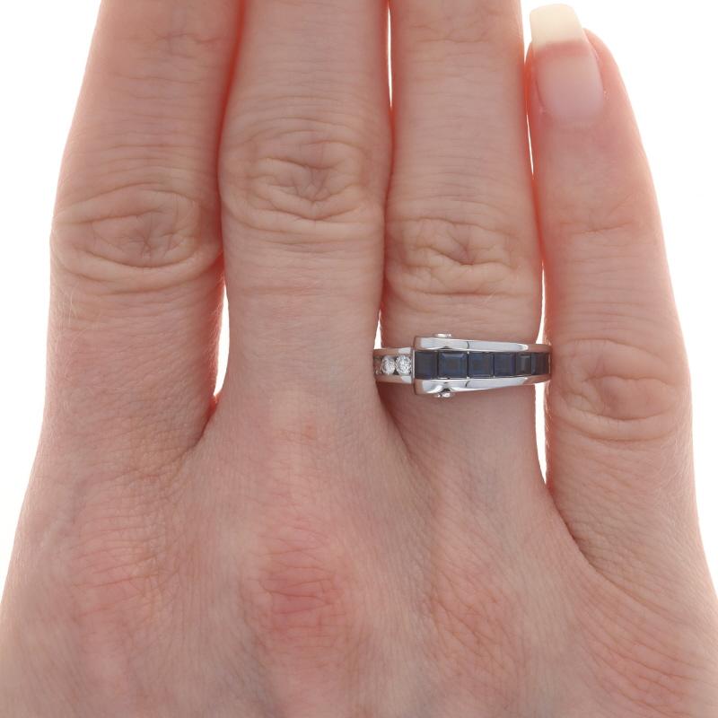 Taille : 5 3/4

Contenu métallique : Or blanc 14k

Informations sur les pierres

Saphirs naturels
Traitement : Chauffage
Carat(s) : .92ctw
Coupe : Carré
Couleur : Bleu

Diamants naturels
Carat(s) : .14ctw
Coupe : Brillant rond
Couleur : G - H
Clarté