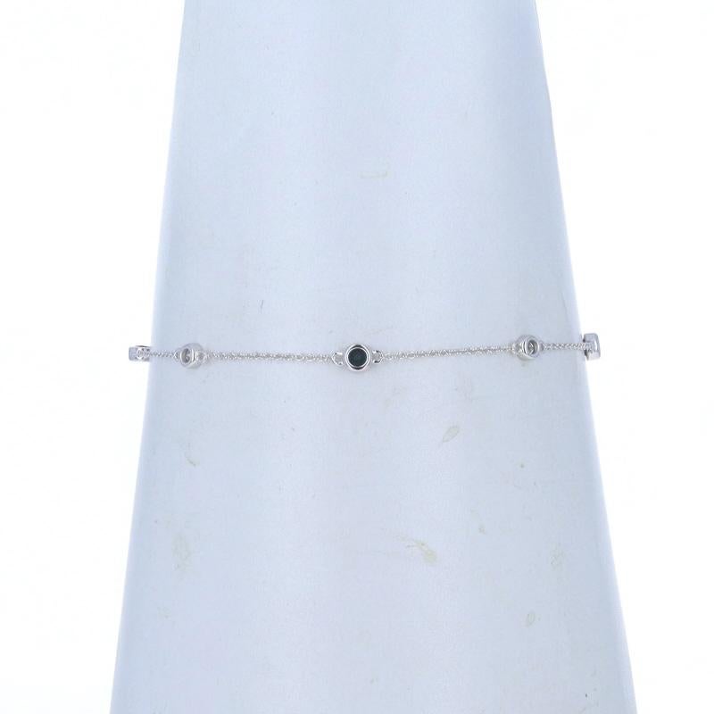 Contenuto del metallo: Oro bianco 14k

Informazioni su A. Stone

Zaffiri naturali
Trattamento: Riscaldamento
Carati: .15ctw
Taglio: Rotondo
Colore: blu

Diamanti naturali
Carati: .12ctw
Taglio: Rotondo brillante
Colore: G
Chiarezza: SI1

Carati