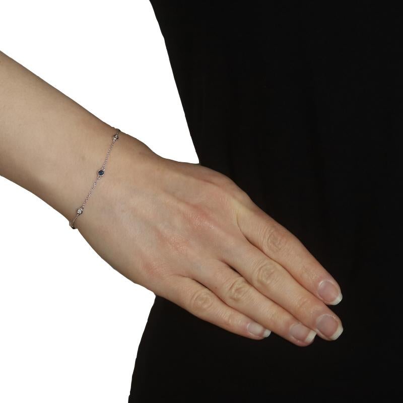 Taglio rotondo Bracciale Station in oro bianco con zaffiro e diamanti 14k rotondo da 0,27ctw per metro Regolare in vendita