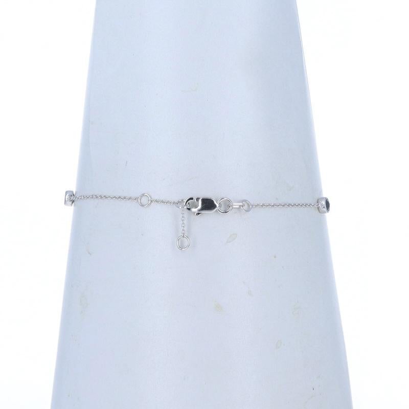 Donna Bracciale Station in oro bianco con zaffiro e diamanti 14k rotondo da 0,27ctw per metro Regolare in vendita