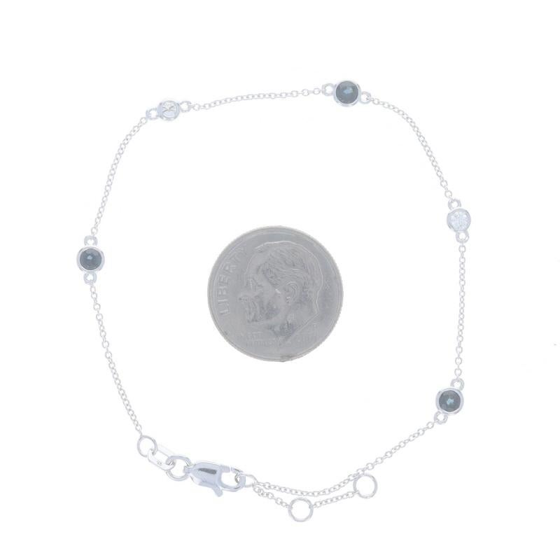 Bracciale Station in oro bianco con zaffiro e diamanti 14k rotondo da 0,27ctw per metro Regolare in vendita 1